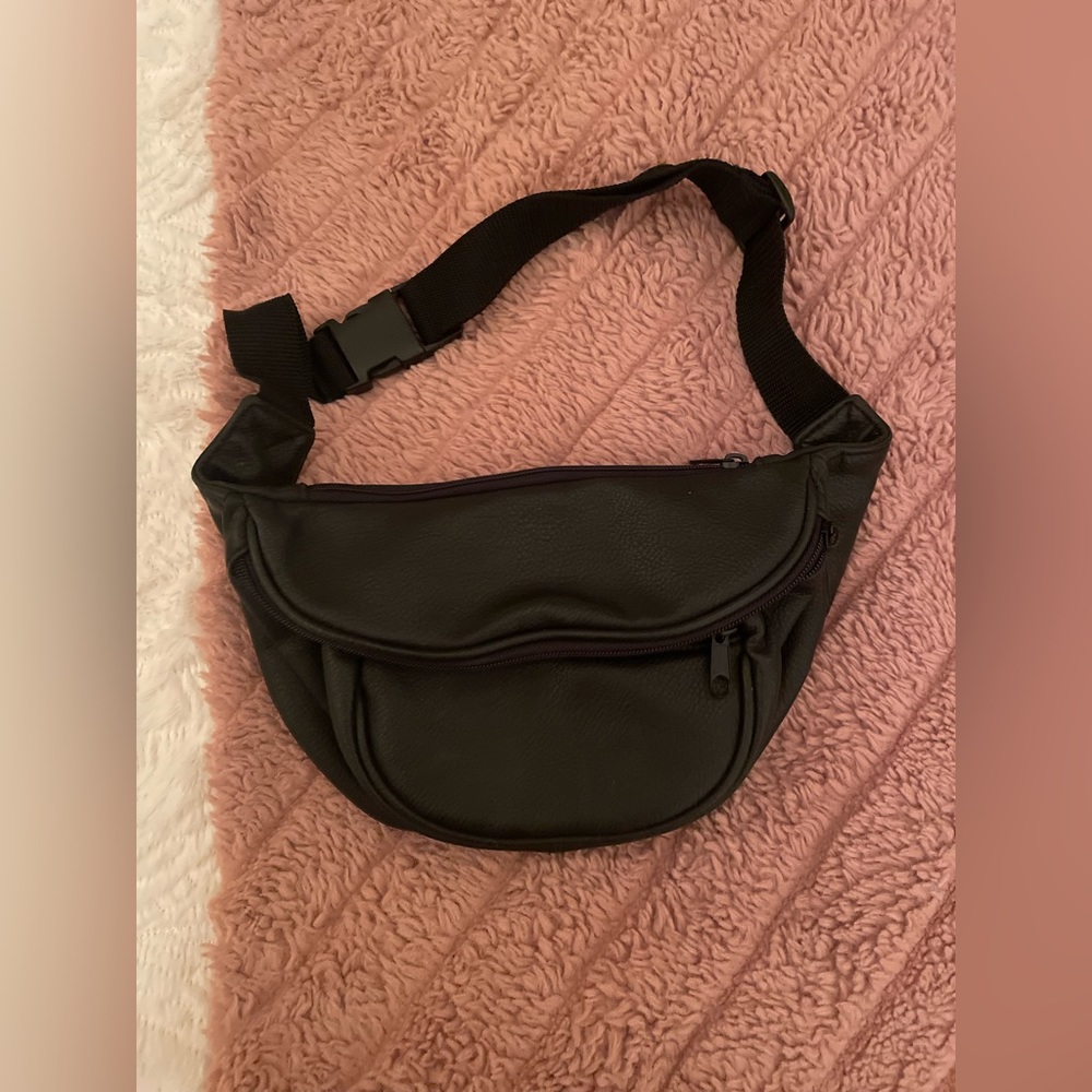 Black fanny pack